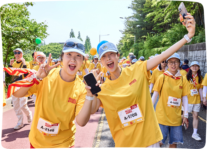 대회 참가 번호표를 부착하고 환하게 미소 짓는 참가자들