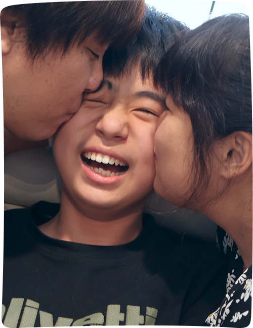 아이와 보호자가 마주 보고 웃는 모습